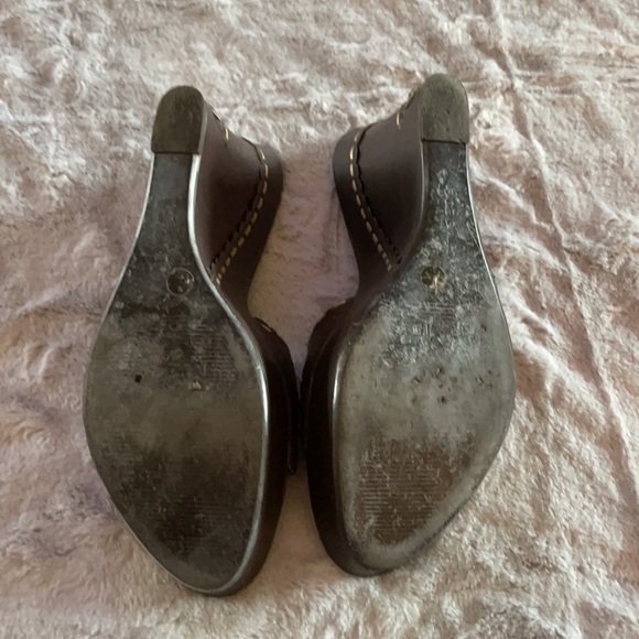 Chocolate brown platform slides with gold accents and laser cutouts - Picture 5 of 5